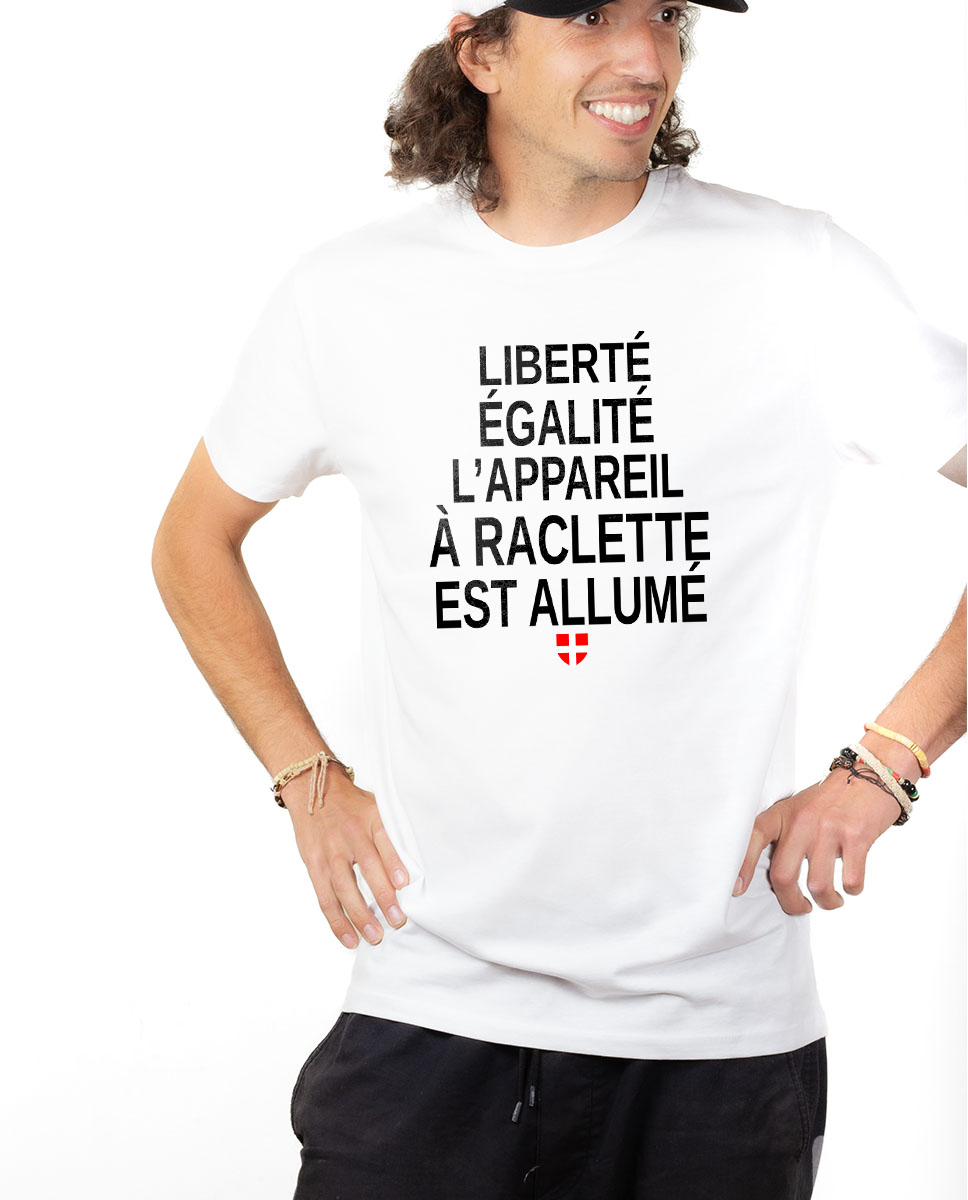 T-SHIRT HOMME : LIBERTÉ ÉGALITÉ L’APPAREIL À RACLETTE EST ALLUMÉ