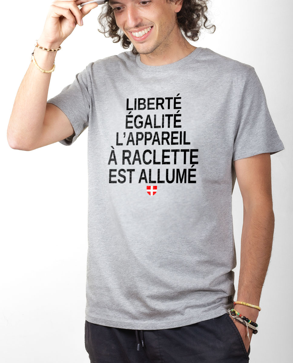 T-SHIRT HOMME : LIBERTÉ ÉGALITÉ L’APPAREIL À RACLETTE EST ALLUMÉ – Image 2